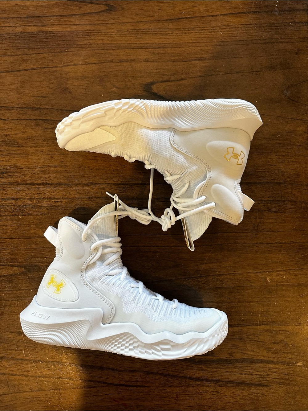 Under Armour Highlight Ace Volleyball Shoes Women’s 8.5 White Gold NWOT No Box